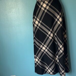 Cárter Club Plaid Black and beige Women's Skirt 34 inches tall and 22 W